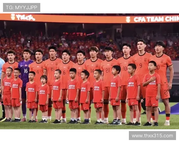 中国足球队备战亚洲杯全力冲刺 新主帅带领年轻球员冲击顶级赛场